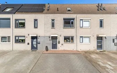 Tussenwoning te koop: Van Doesburg-erf 74, Van Ravesteijn-erf en omgeving Dordrecht