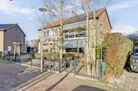 Twee-onder-één-kap te koop: van Egmondplein 6, Noord Meeuwenoord Brielle