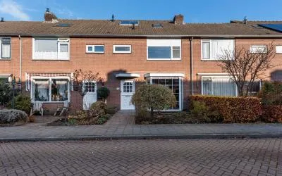 Tussenwoning te koop: van Harteveldstraat 26, Roelofarendsveen-Noord Roelofarendsveen