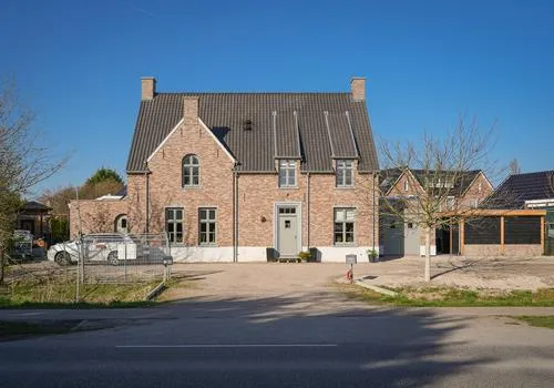 Twee-onder-één-kap te koop: van Heemstraweg 84-02, Kern Beneden-Leeuwen Beneden-Leeuwen