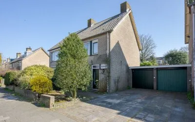 Tussenwoning te koop: Van Helsdingenlaan 21, Boschgeest Voorschoten