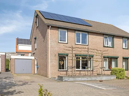 Twee-onder-één-kap te koop: van Hogendorpstraat 4, Dinteloord
