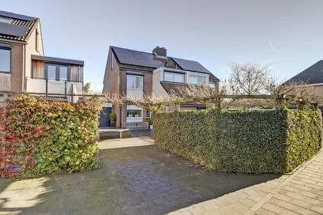 Tussenwoning te koop: Van Limburg Stirumstraat 45, Almkerk oost Almkerk