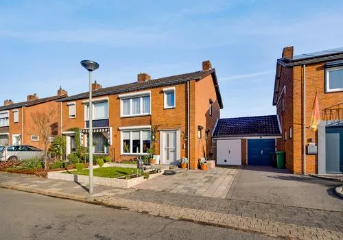 Tussenwoning te koop: van Loonstraat 10, Kern Haelen Haelen