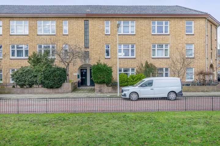 Tussenwoning te koop: Van Maerlantlaan 13, 'S-Gravenhage