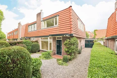 Twee-onder-één-kap te koop: Van Oldenbarneveltlaan 10, Staatsliedenkwartier Hilversum