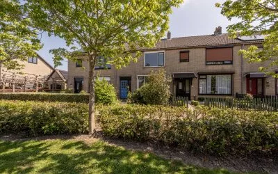 Tussenwoning te koop: van Oldenbarneveltstraat 24, Zuid-Beijerland Woonkern Zuid-Beijerland