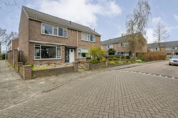 Twee-onder-één-kap te koop: Van Oldenbarneveltstraat 36, Olst Centrum-Oost Olst