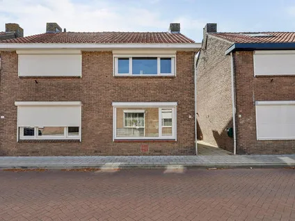 Twee-onder-één-kap te koop: van Tienhovenstraat 12, Yerseke