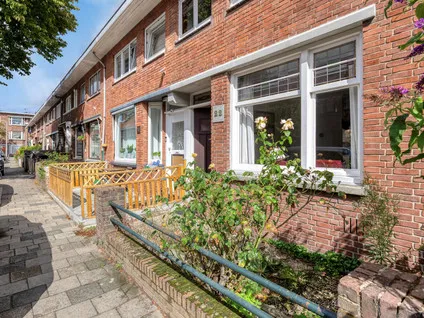 Tussenwoning te koop: Van Vlotenstraat 22, 'S-Gravenhage