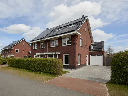 Twee-onder-één-kap te koop: Vederkruid 1, Meeroevers Meerstad