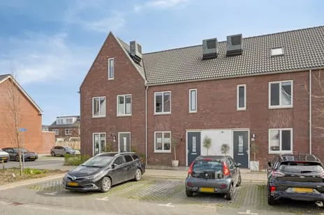 Tussenwoning te koop: Veenpluis 16, Roelofarendsveen