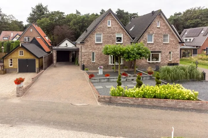 Twee-onder-één-kap te koop: Veenweg 5, Elspeet Elspeet