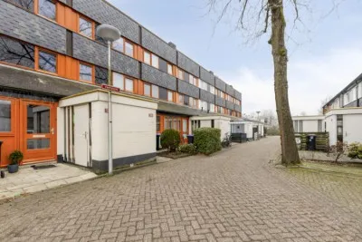 Tussenwoning te koop: Veenzoom 132, Zomenbuurt Gouda