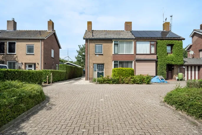 Twee-onder-één-kap te koop: Veerweg 12, Numansdorp Buitengebied Numansdorp