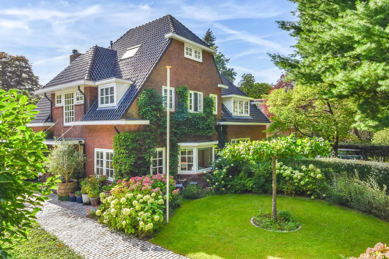 Twee-onder-één-kap te koop: Velthuijsenlaan 13, Laren