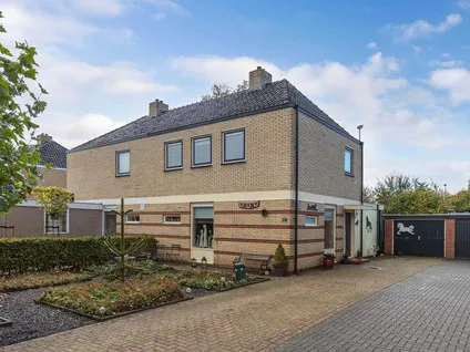 Twee-onder-één-kap te koop: Veluwelaan 10, De Akkers Heerenveen