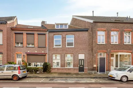 Tussenwoning te koop: Venloseweg 100, Binnenstad Roermond