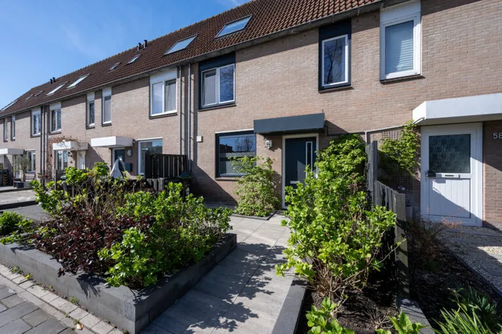 Tussenwoning te koop: Venloweg 60, Almere