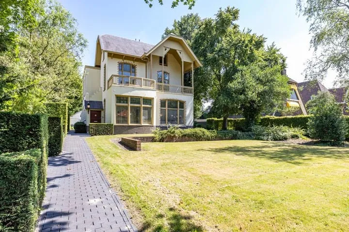 Detached house for sale: Verlengde Hereweg 192, Villabuurt Groningen