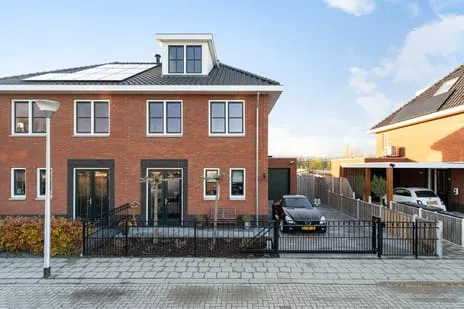 Twee-onder-één-kap te koop: Vermaetweg 81, Pernis Pernis Rotterdam