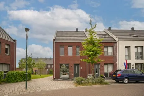 Corner house for sale: Verzetsplein 11, Veen Veen