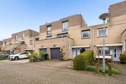 Tussenwoning te koop: Victoria Regiastraat 38, Bloemenbuurt Oost Almere