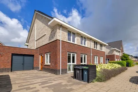 Tussenwoning te koop: Vierasser 61, Kanaalzicht Hellevoetsluis