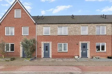 Tussenwoning te koop: Vijverlaan 52, Latenstein Tiel