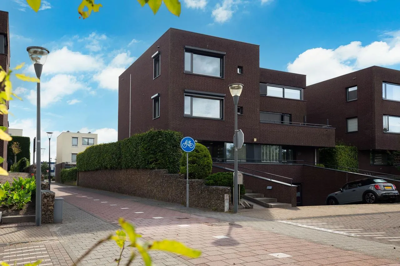 Twee-onder-één-kap te koop: Villa Waterviolier 25, Waalwijk
