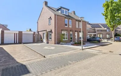 Twee-onder-één-kap te koop: Vinkenhof 13, Elsloo Elsloo
