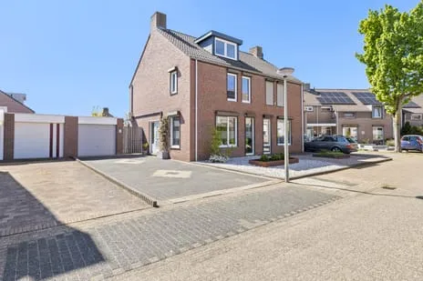 Twee-onder-één-kap te koop: Vinkenhof 13, Elsloo Elsloo (Li)