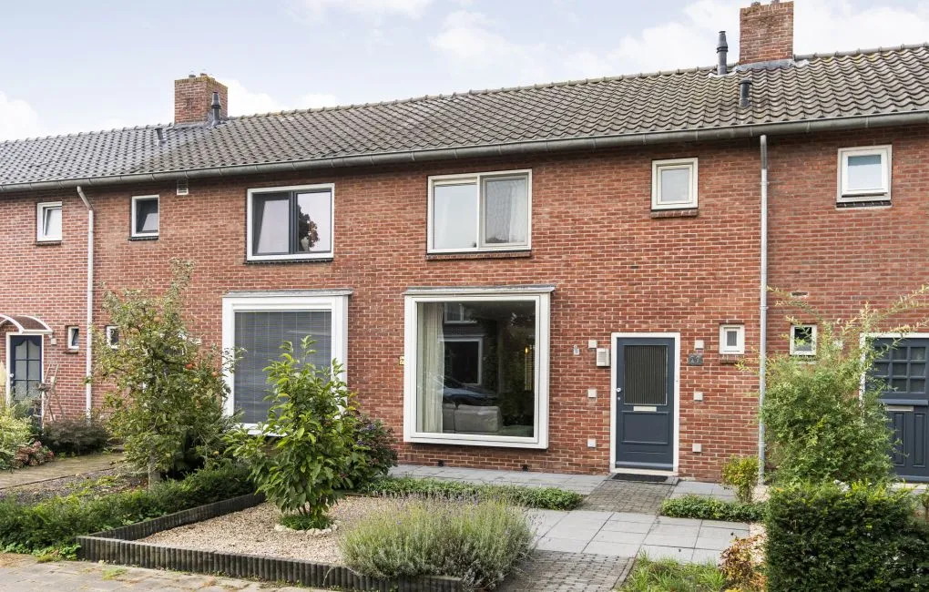 Tussenwoning te koop: Violenstraat 20, Meppel