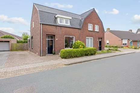 Twee-onder-één-kap te koop: Visserstraat 27, Linne Linne