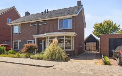 Twee-onder-één-kap te koop: Vlasstraat 49, Grashoek-centrum Grashoek