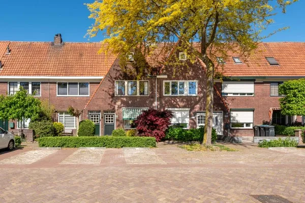 Tussenwoning te koop: Vlokhovenseweg 28, Vlokhoven Eindhoven