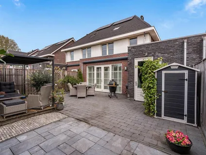 Twee-onder-één-kap te koop: Voorneveldstraat 10, Pernis Pernis Rotterdam