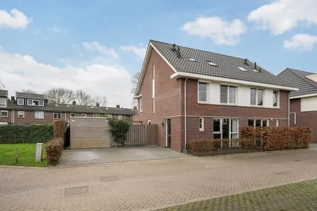 Twee-onder-één-kap te koop: Voorneveldstraat 6, Pernis Pernis Rotterdam