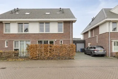 Twee-onder-één-kap te koop: Voorneveldstraat 8, Pernis Pernis Rotterdam