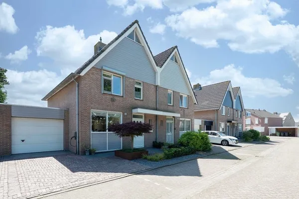Tussenwoning te koop: Voorste Monnikenland 16, Hoeven Hoeven