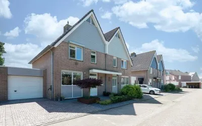 Terraced house for sale: Voorste Monnikenland 16, Hoeven Hoeven