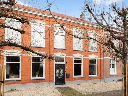 Tussenwoning te koop: Voorstraat 110, Beesd Oost Beesd