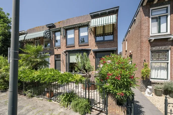Twee-onder-één-kap te koop: Voorstraat 32, Babberspolder West Vlaardingen