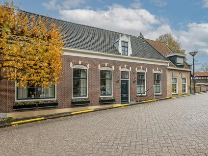 Tussenwoning te koop: Voorstraat 4, Piershil Woonkern Piershil