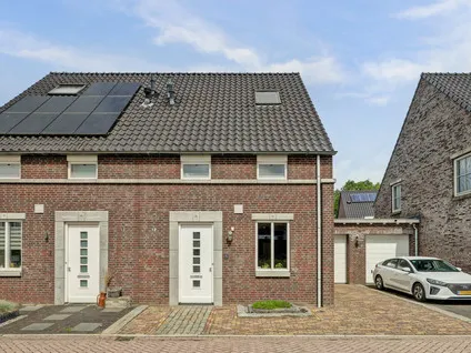 Tussenwoning te koop: Voorthof 5, Dorpsstraat e.o. Riethoven