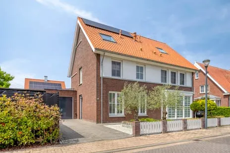 Twee-onder-één-kap te koop: Vriezenbeemden 10, Brand Helmond