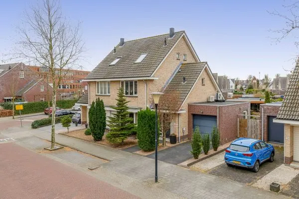 Twee-onder-één-kap te koop: Vrijenburglaan 76, Barendrecht