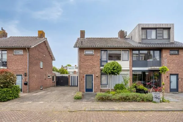 Twee-onder-één-kap te koop: Vrijheidstraat 33, Slotjes-West Oosterhout