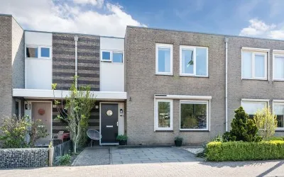 Tussenwoning te koop: Vroonhoeve 13, Wijk Wijk En Aalburg