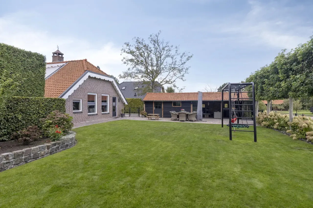 Twee-onder-één-kap te koop: Vrouwenweg 17, Nijkerkerveen